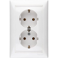 Розетка 2x2К+З Legrand Valena 16A 250V белая 774400